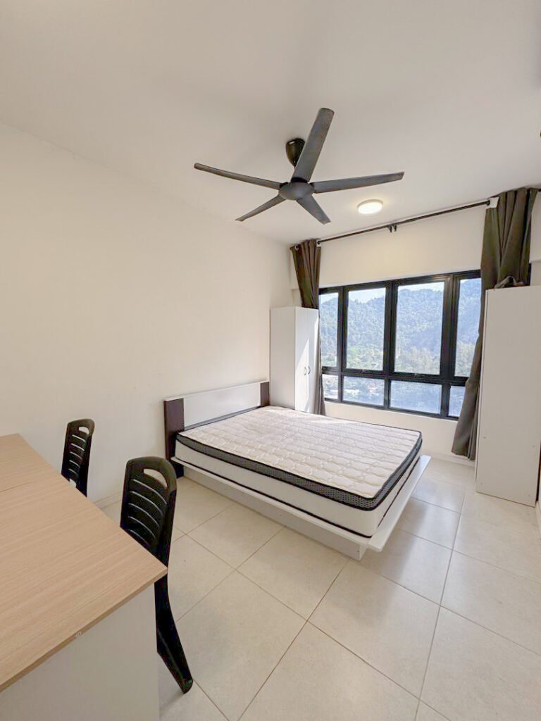 deluxe room with queen size bed